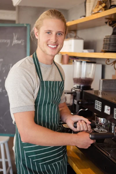 Servitören med kaffebryggare — Stockfoto