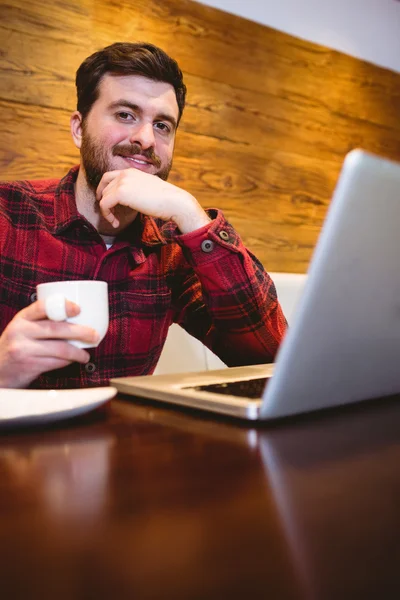 Homem com laptop e café — Fotografia de Stock