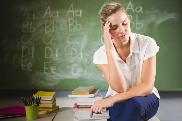 Professor de escola tenso sentado em sala de aula — Fotografia de Stock