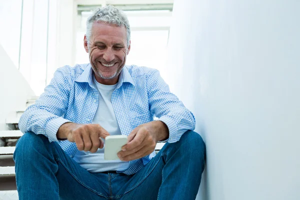 Homem usando smartphone em casa — Fotografia de Stock