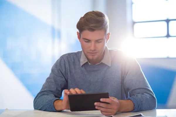 Businessman using digital tablet — Stock Photo, Image