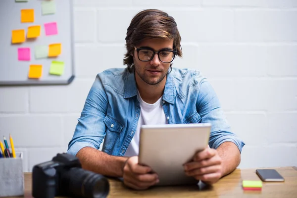 Man using digital tablet — Stock Photo, Image