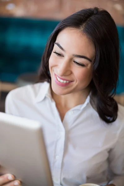 Femme d'affaires utilisant la tablette numérique dans le café — Photo