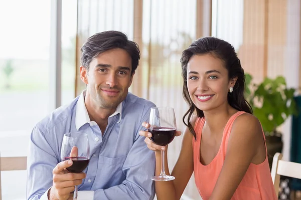 Retrato de casal segurando copo de vinho tinto — Fotografia de Stock