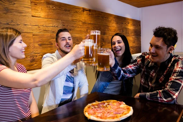 Mladí přátelé, opékání pivo — Stock fotografie