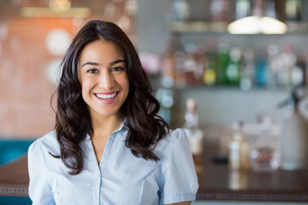 Mujer sonriente de pie en el restaurante — Foto de Stock