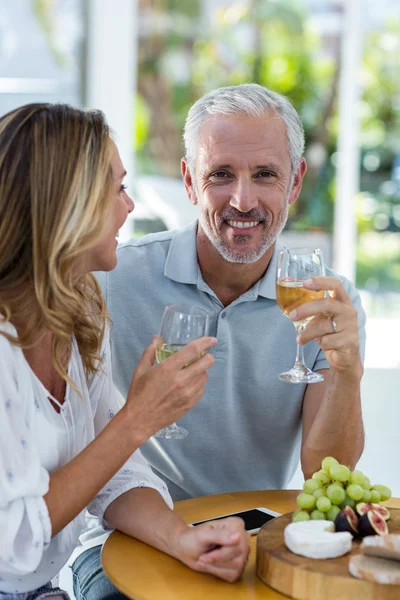 Uomo in possesso di occhiali da vino — Foto Stock