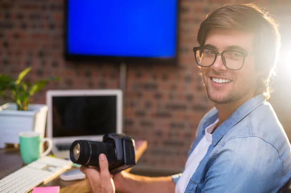 Sorridente homem segurando câmera — Fotografia de Stock