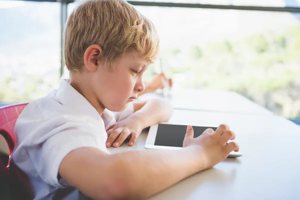 Écolier utilisant une tablette numérique en classe — Photo