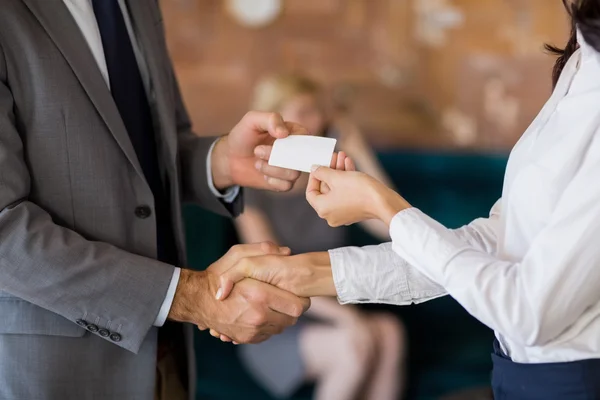 Collega's uitwisselen van visitekaartje — Stockfoto