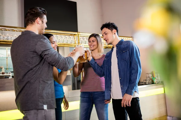 Şarap toasting arkadaş bar — Stok fotoğraf