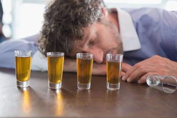 Homem bêbado dormindo em um balcão de bar — Fotografia de Stock