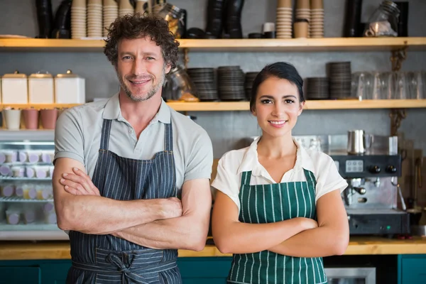 Portret van kelner en serveerster met gekruiste armen — Stockfoto