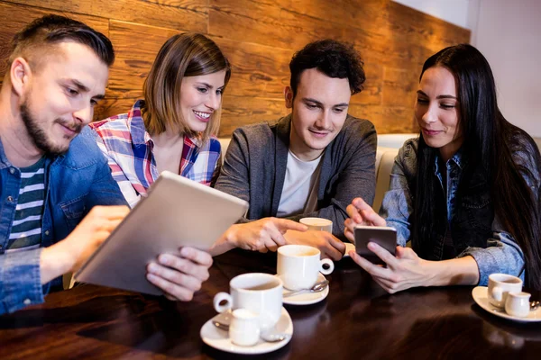 Amigos com tablet digital e celular — Fotografia de Stock