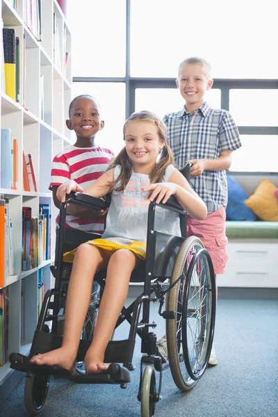 Portret uśmiechający się dzieci w szkole w bibliotece — Zdjęcie stockowe