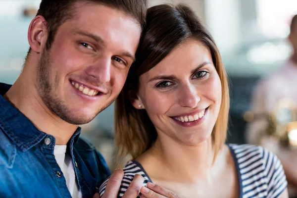 Lächelndes Paar im Restaurant — Stockfoto