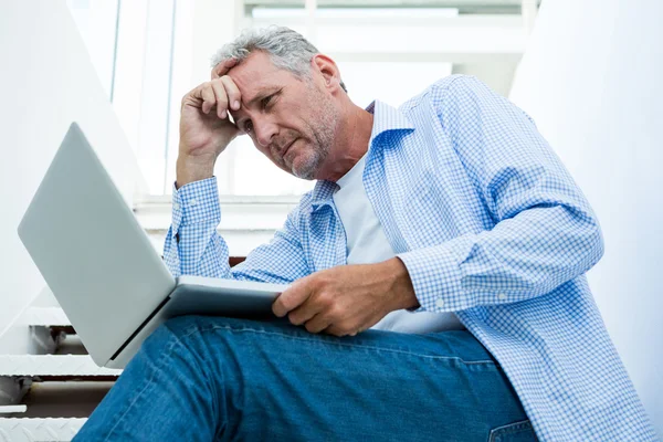 Man met behulp van digitale tablet op stappen — Stockfoto