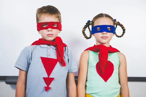 Chlapec a dívka, předstírá, že superhrdina — Stock fotografie
