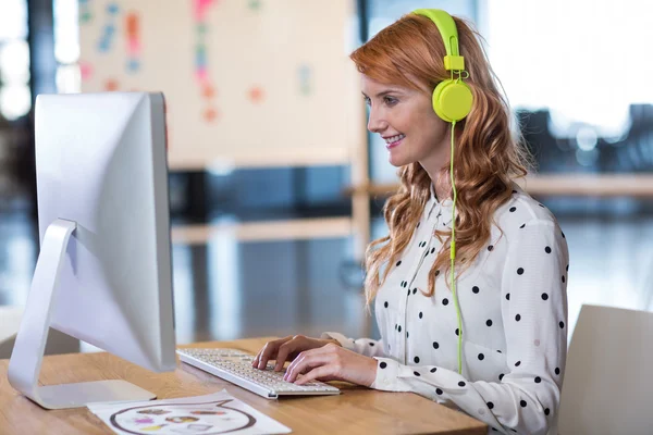 Creative businesswoman working in office — Stock Photo, Image