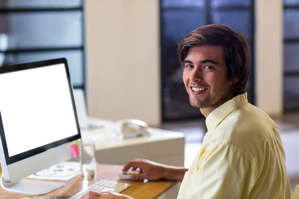 Young businessman working on computer — Stock Photo, Image