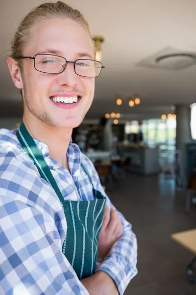 Porträtt av servitör leende — Stockfoto