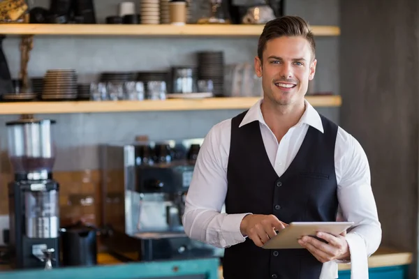 Ober holding digitale tablet in restaurant — Stockfoto