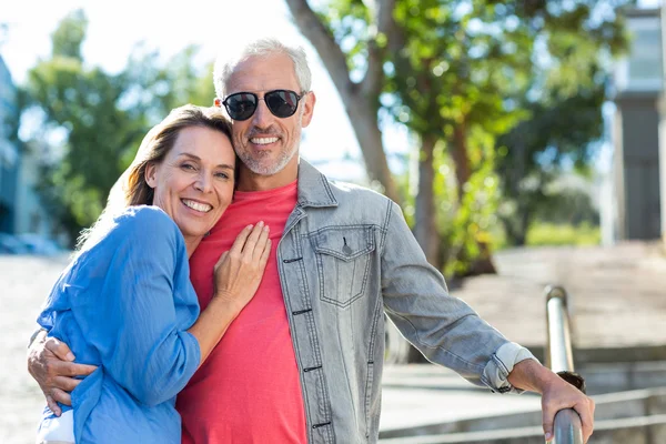 Sorridente coppia matura in piedi — Foto Stock