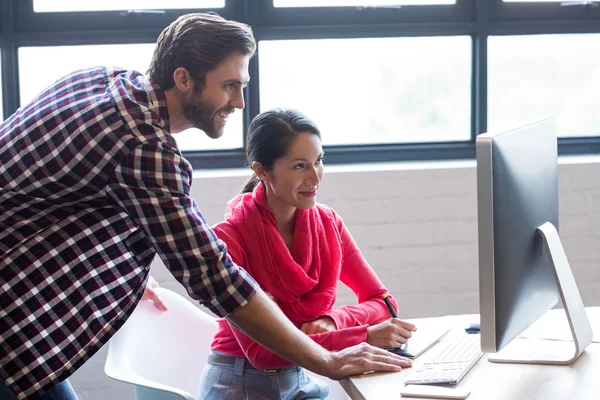 Colleagues working on computer — Stock Photo, Image