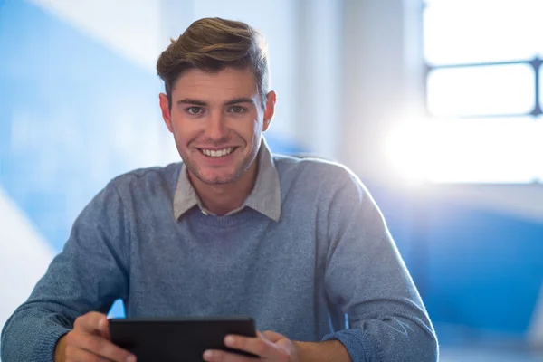 Geschäftsmann mit digitalem Tablet — Stockfoto