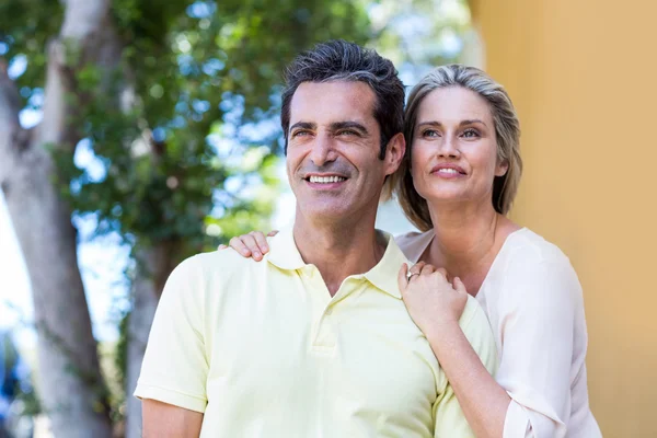 Pareja feliz de pie junto al edificio —  Fotos de Stock