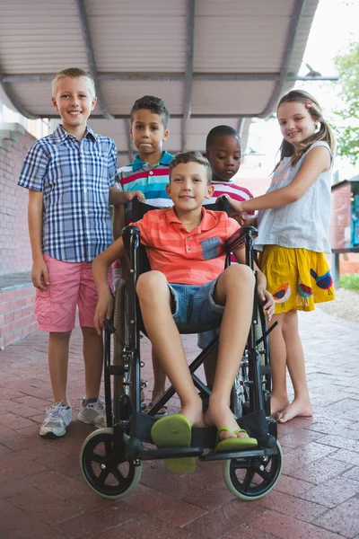 Portret uśmiechający się schoolkids na korytarzu — Zdjęcie stockowe