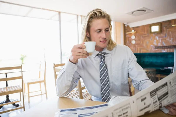 Man met koffie terwijl het lezen van de krant — Stockfoto