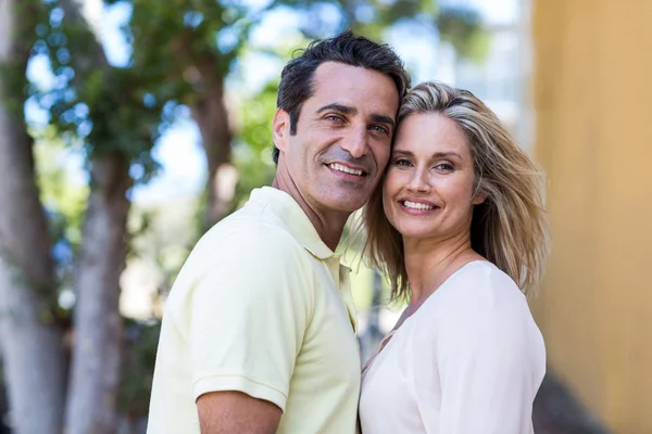 Pareja feliz parada en la calle —  Fotos de Stock