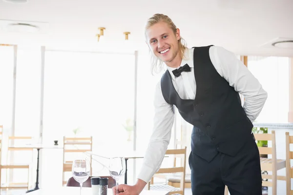 Serveur debout à table avec verre vide — Photo