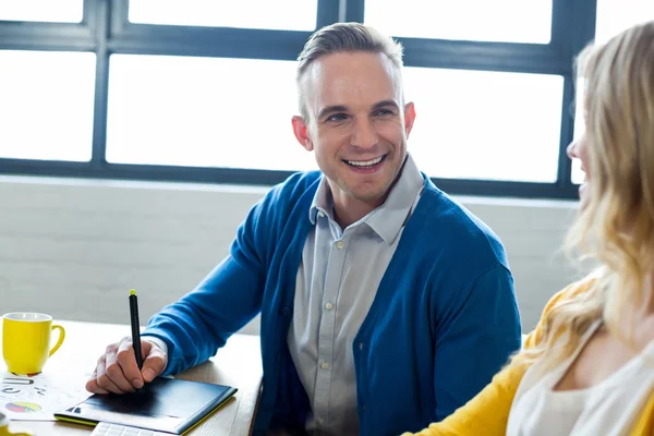 Uomo sorridente che parla con la donna — Foto Stock