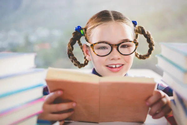 Γκρο πλαν του schoolkid διαβάζοντας το βιβλίο στην τάξη — Φωτογραφία Αρχείου