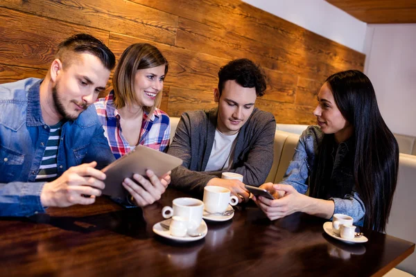 Amigos usando tablet digital — Fotografia de Stock