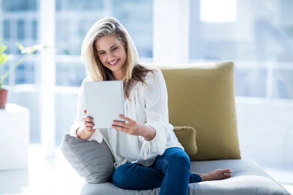 Femme utilisant une tablette numérique — Photo
