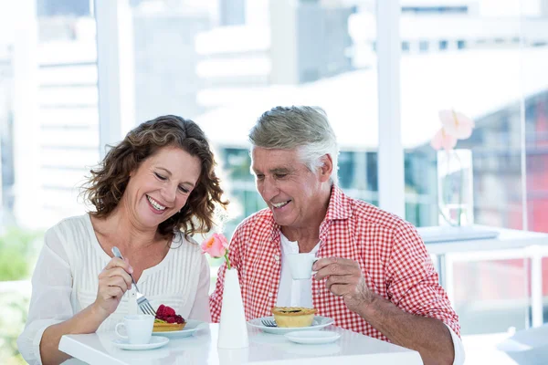 Pareja disfrutando de la comida en restaurante — Foto de Stock