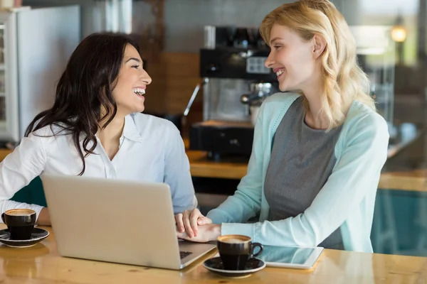 Business kollega interagerar med varandra i café — Stockfoto