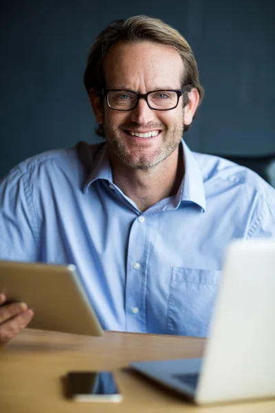Χαμογελώντας άνθρωπος χρησιμοποιώντας φορητό υπολογιστή — Φωτογραφία Αρχείου