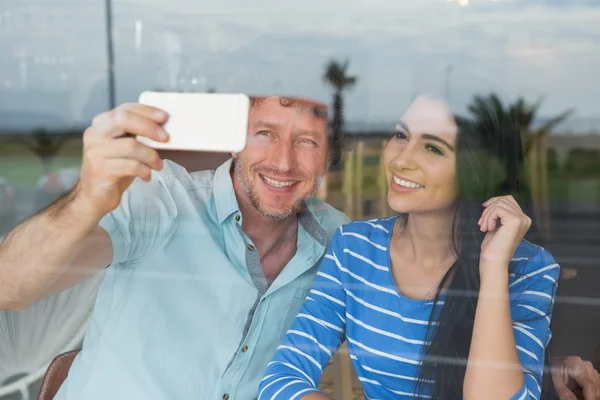 Dvojice s selfie v kavárně — Stock fotografie