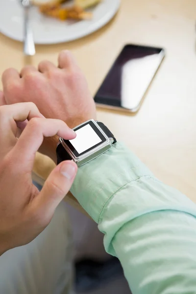 Man tijd op zijn smartwatch aanpassen — Stockfoto