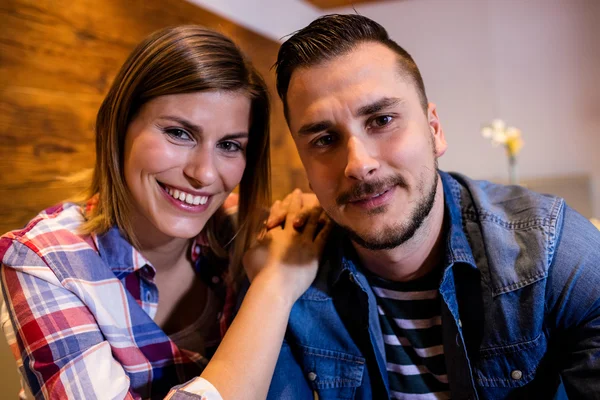 Счастливая пара в баре — стоковое фото