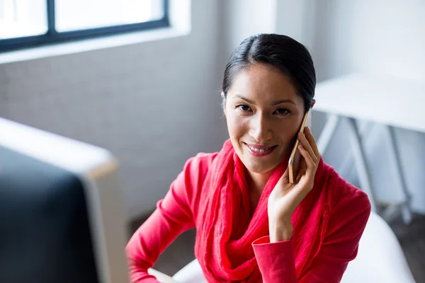 Businesswoman using mobile phone — Stock Photo, Image