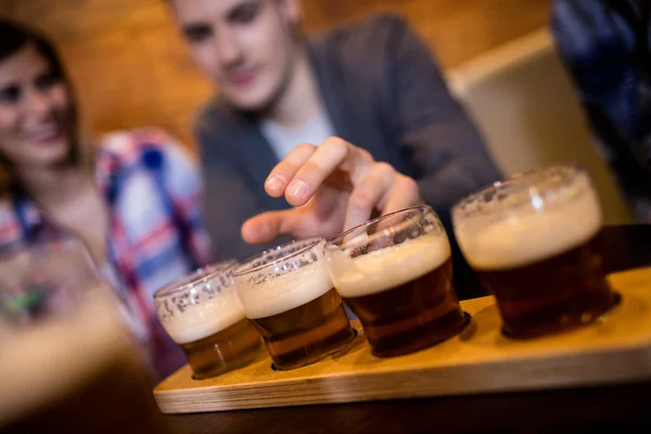 Homem tomando copo de cerveja — Fotografia de Stock