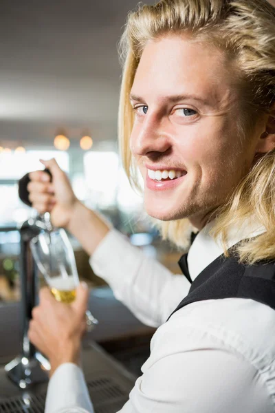 Waiter filling beer from bar pump — Stock Photo, Image