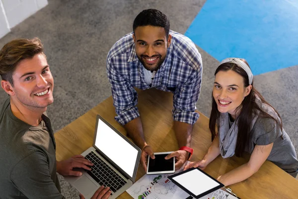 Collega's met behulp van technologieën — Stockfoto