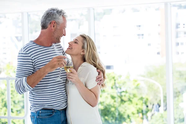 Casal maduro com copos de vinho — Fotografia de Stock