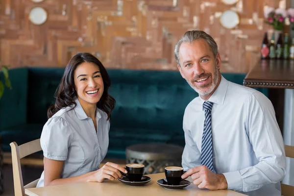 Mężczyzna i Kobieta, spotkanie przy kawie w restauracji — Zdjęcie stockowe